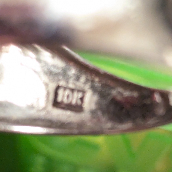 Elegant 10k White Gold Women's Ring - Picture 7 of 7